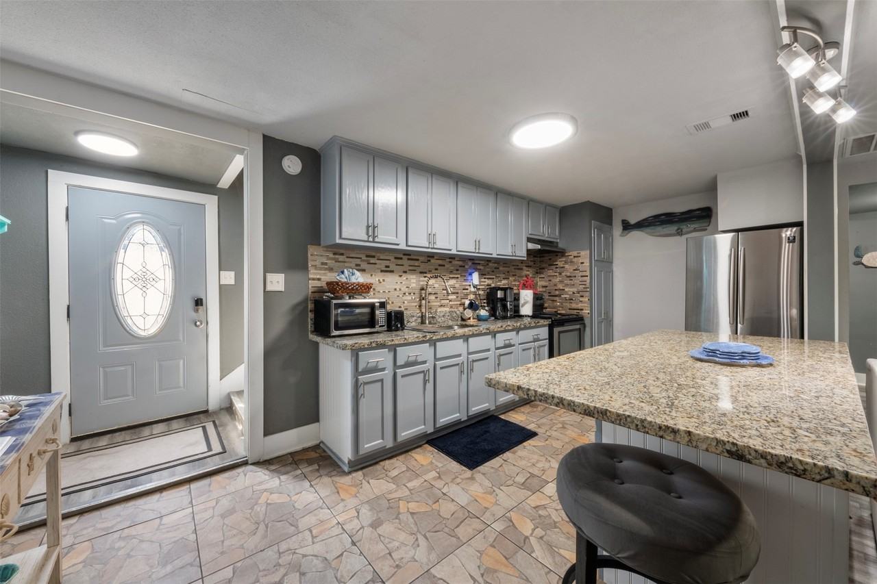 3218 Avenue Q 1/2 #3218 - Photo 7 of 28