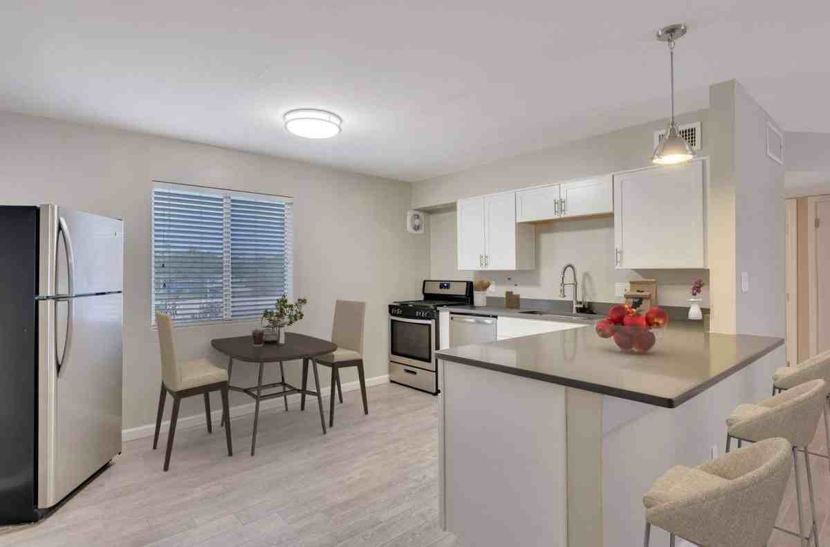 714 E 10th St #18 - Photo 2 of 10