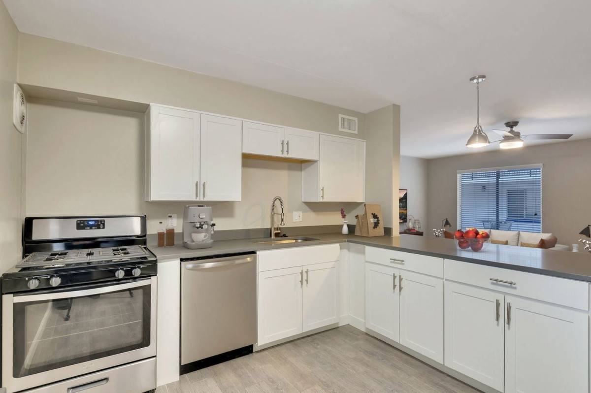 714 E 10th St #18 - Photo 5 of 10