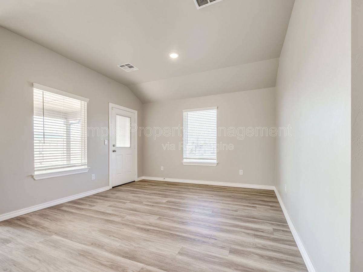 7532 Nw 143rd St - Photo 3 of 10