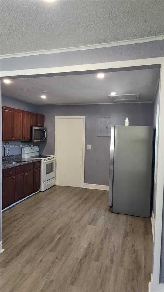 849 W 2nd St #849A - Photo 2 of 7