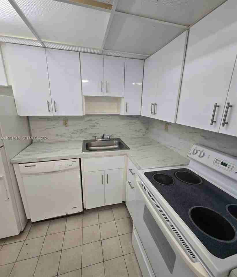 2899 Collins Ave #2899-410 - Photo 5 of 17