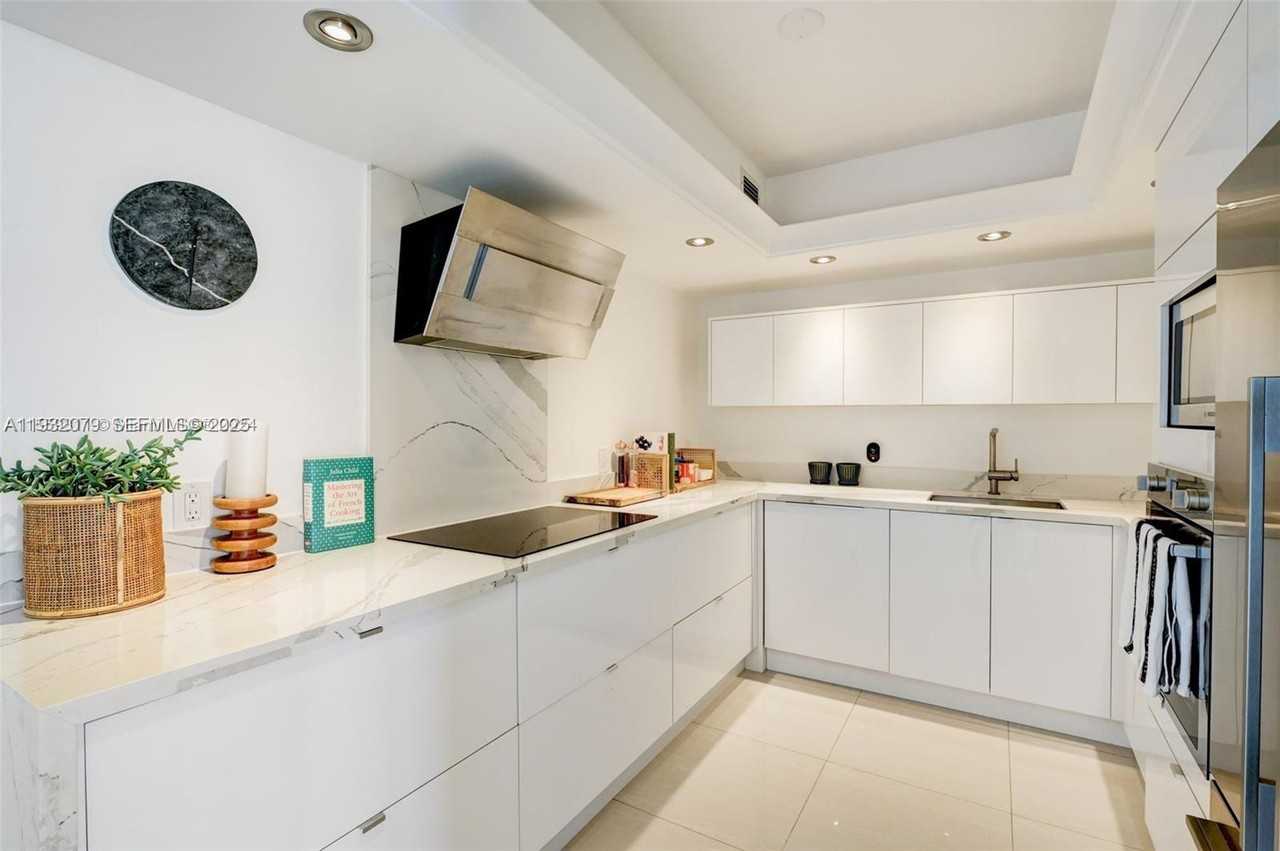 5600 Collins Ave #56009M - Photo 6 of 26