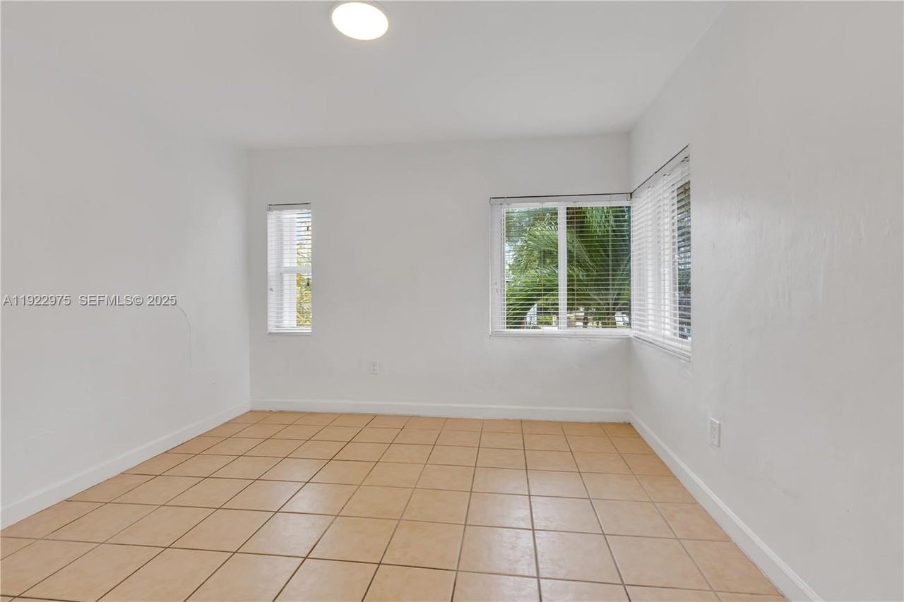 505 Sw 11th St #505-505 - Photo 2 of 31