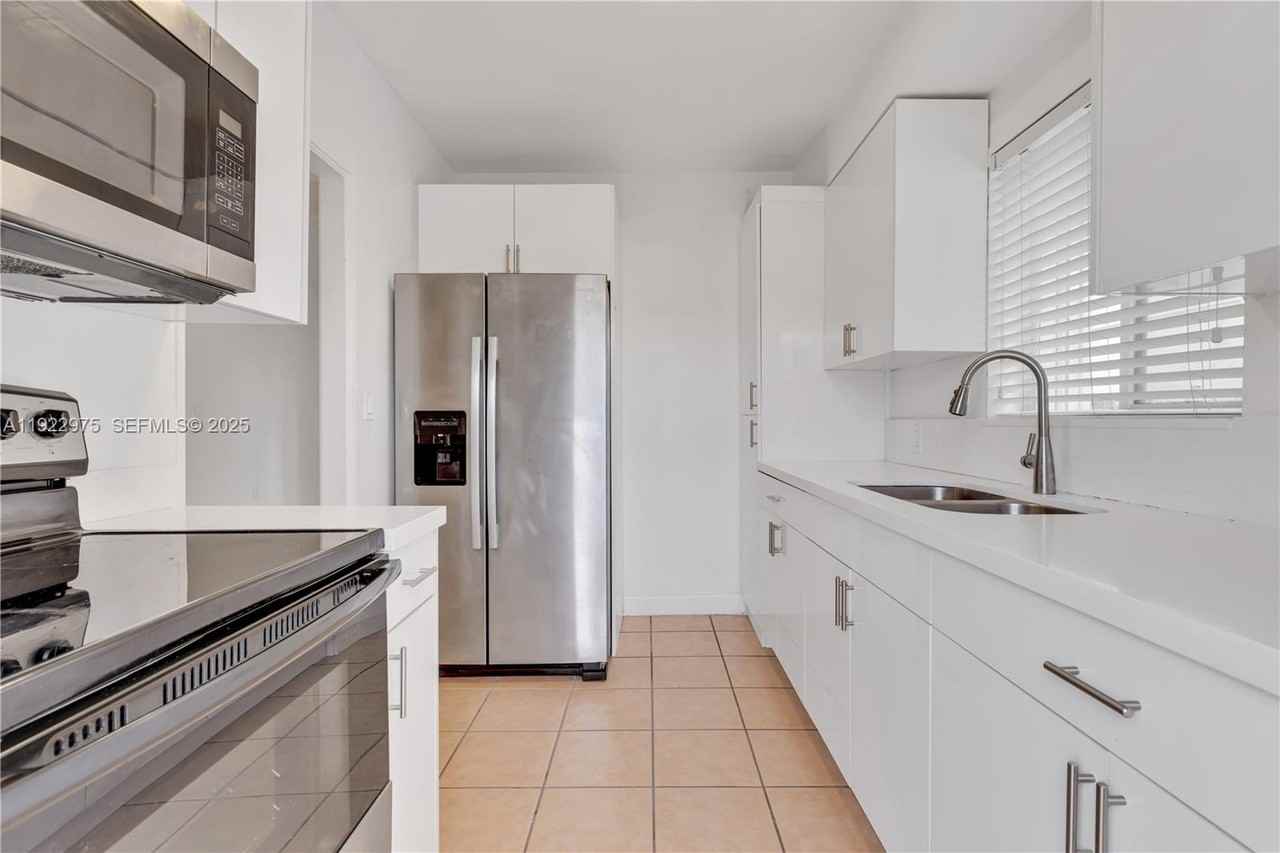 505 Sw 11th St #505-505 - Photo 4 of 31