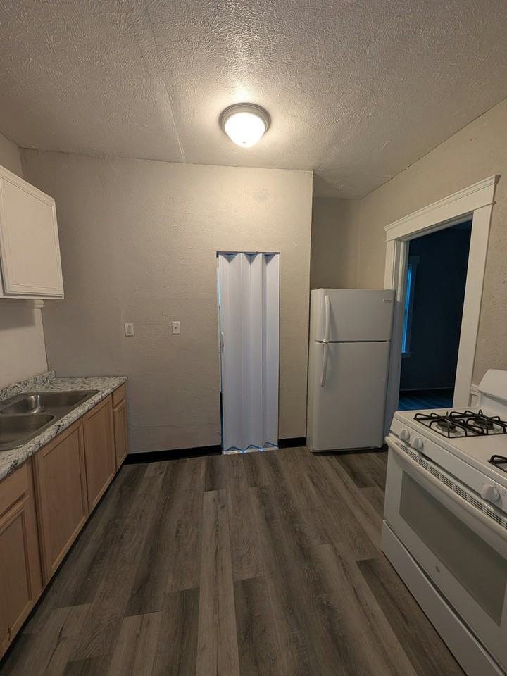 1176 East 61st Street, Unit 5 - Photo 4 of 6