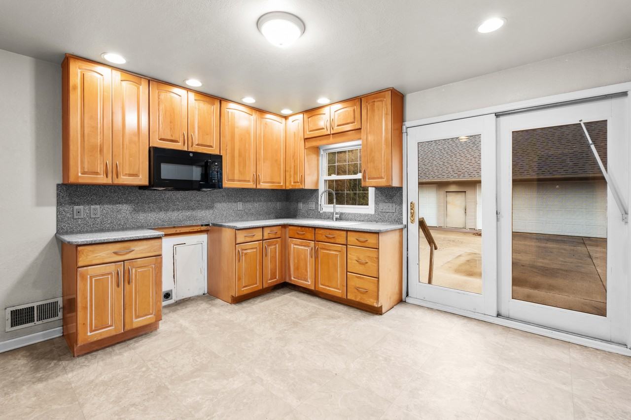 511 Continental Blvd #NA - Photo 5 of 30