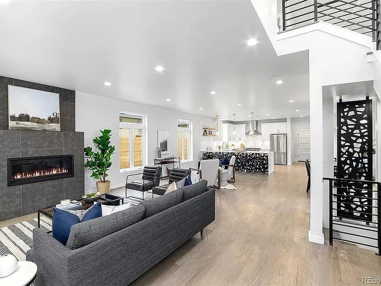 2458 Chase St #NA - Photo 3 of 12