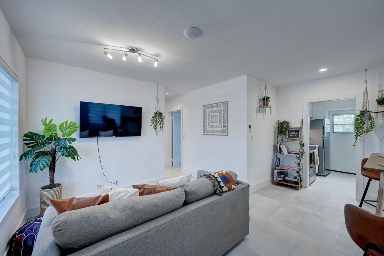 1502 Ne 12th St #2 - Photo 3 of 18