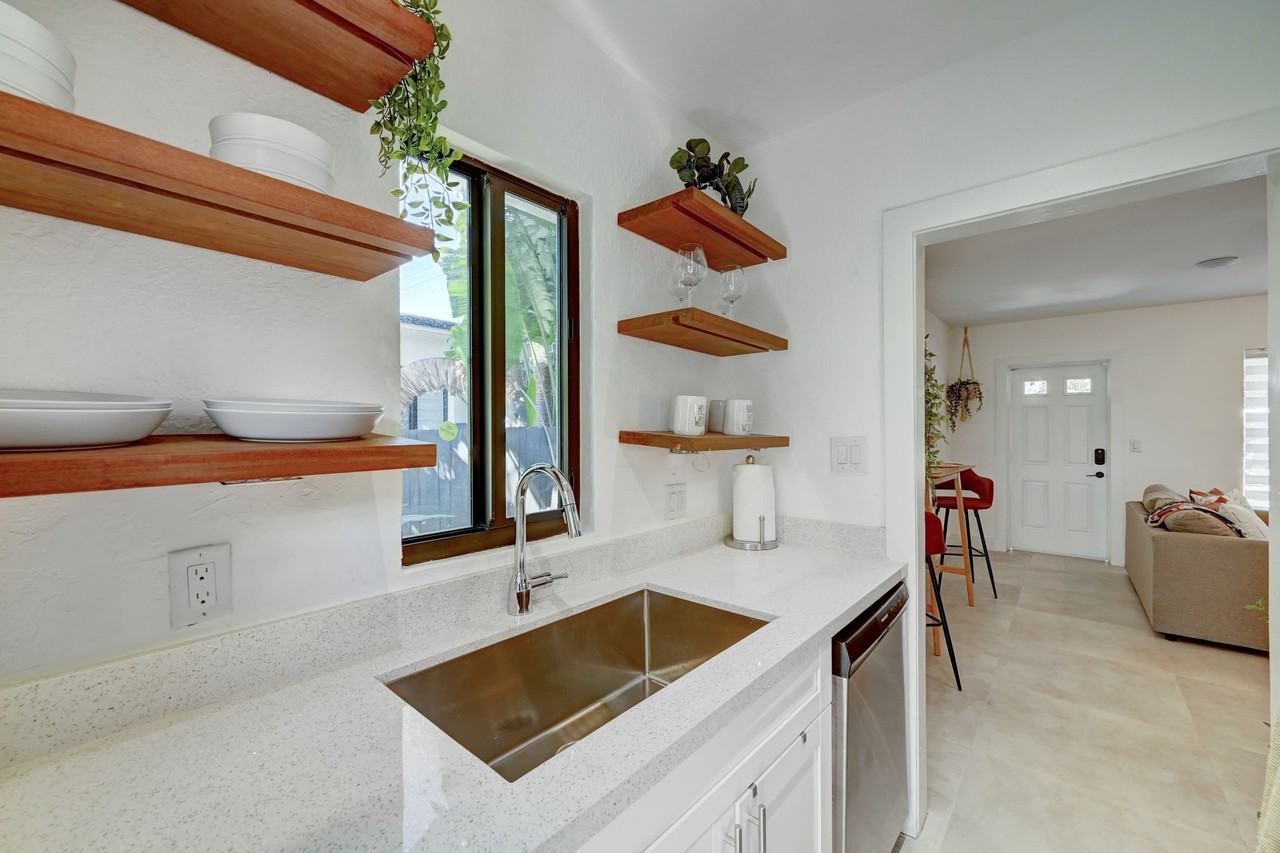 1502 Ne 12th St #2 - Photo 4 of 18