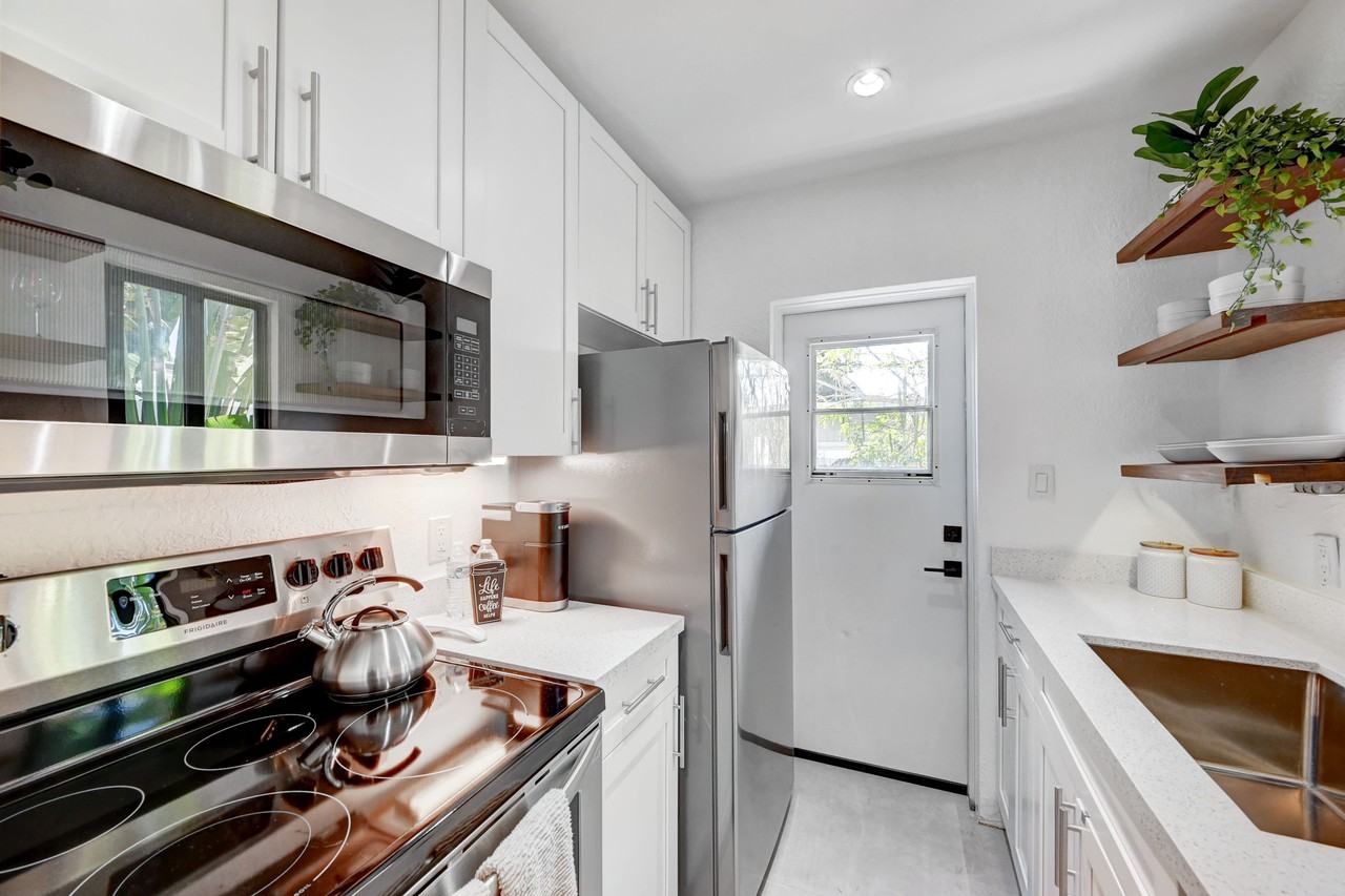 1502 Ne 12th St #2 - Photo 6 of 18