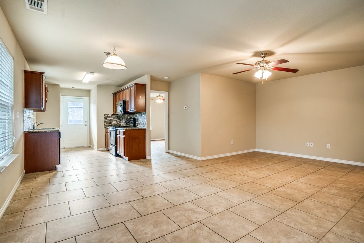 811 E College St #1 - Photo 3 of 10