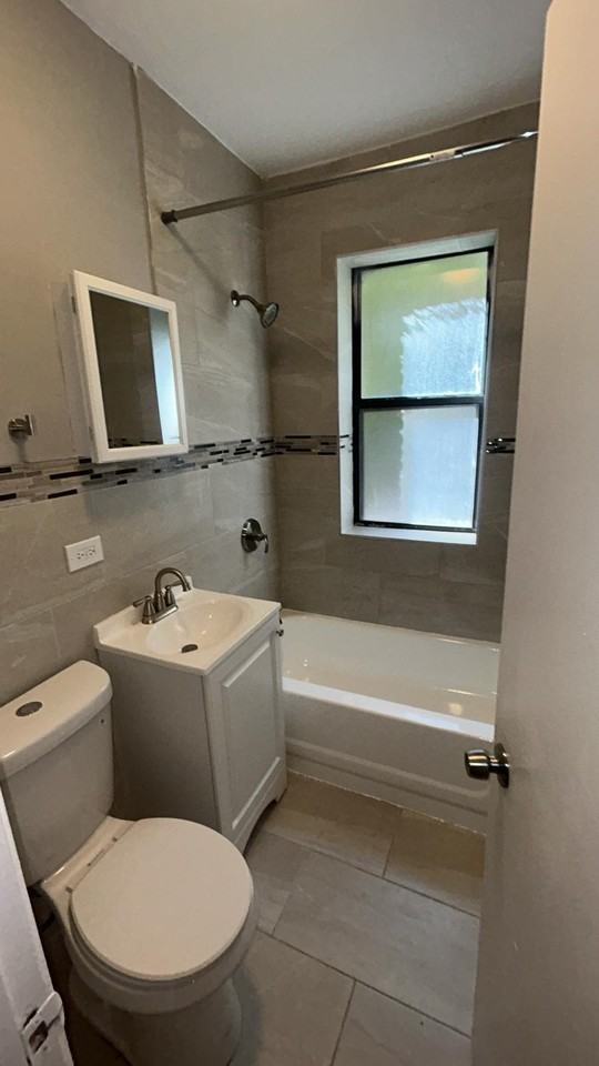 4433 South Greenwood Avenue - Photo 2 of 7