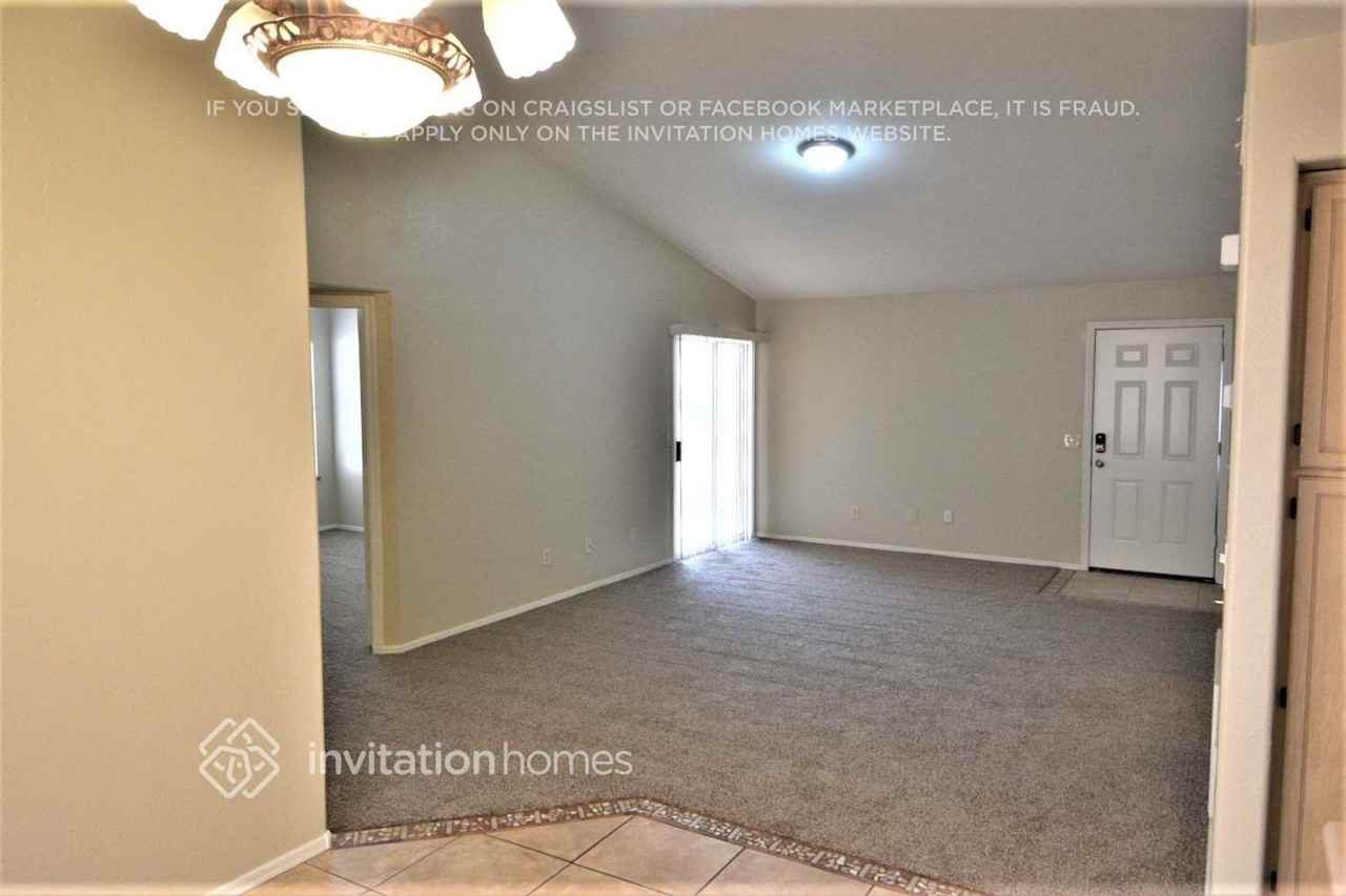 7934 W Laurel Ln - Photo 5 of 14