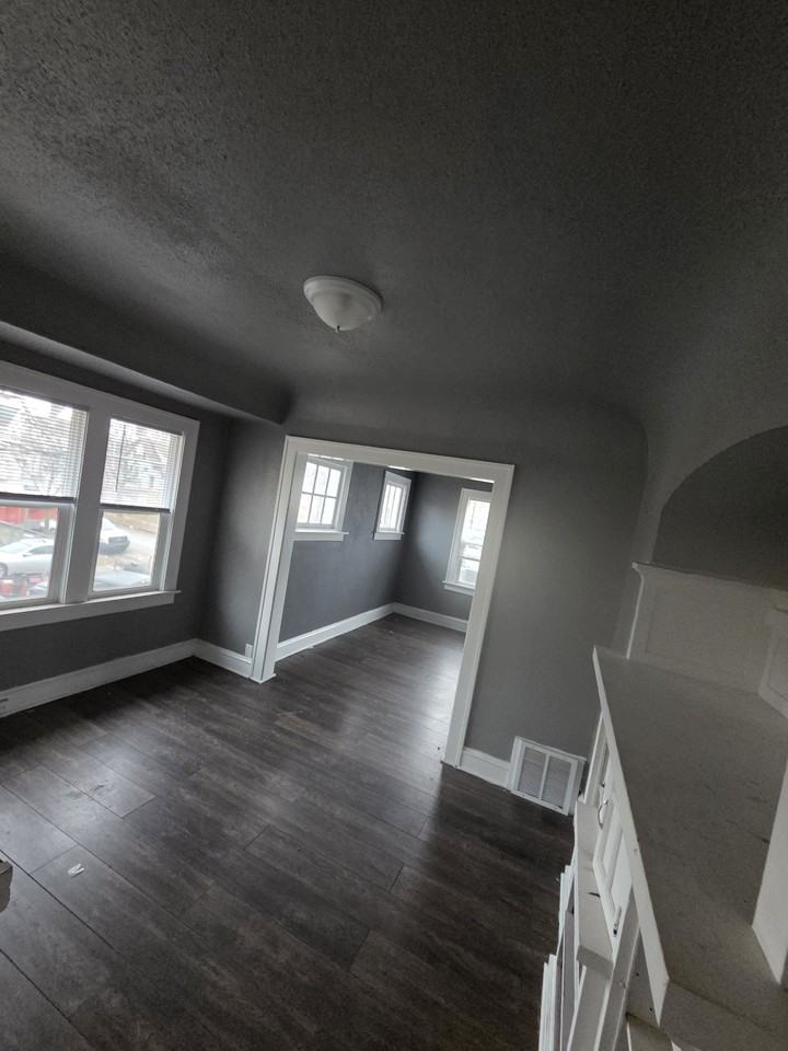 2422 W Concordia Ave #2 - Photo 3 of 10