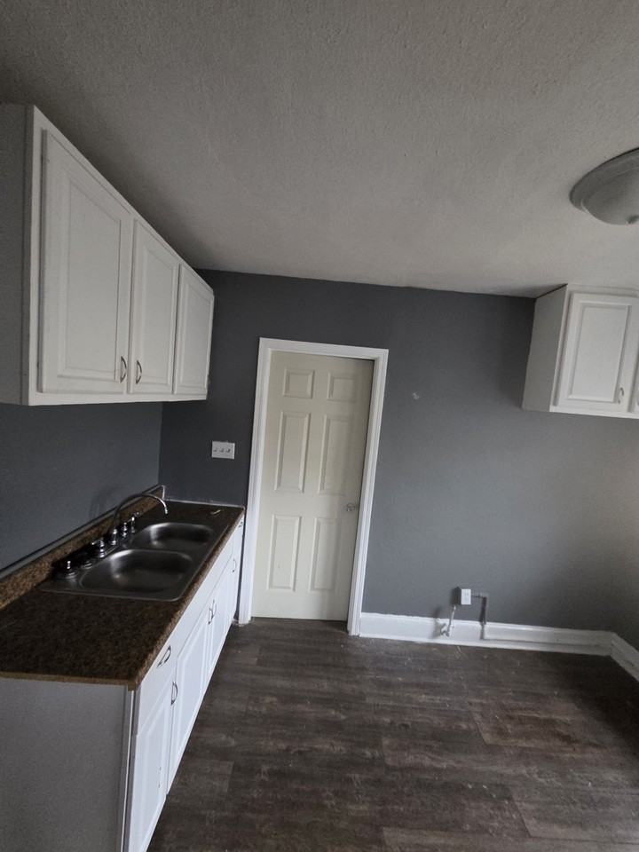 2422 W Concordia Ave #2 - Photo 4 of 10