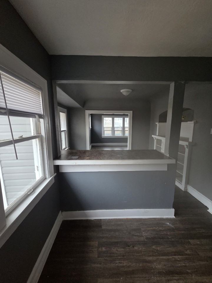 2422 W Concordia Ave #2 - Photo 5 of 10