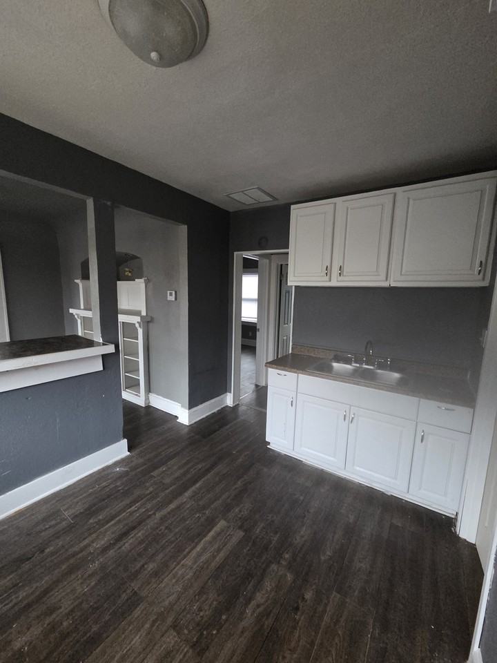 2422 W Concordia Ave #2 - Photo 6 of 10