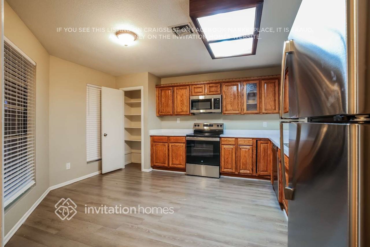 7731 W Shaw Butte Dr - Photo 7 of 17