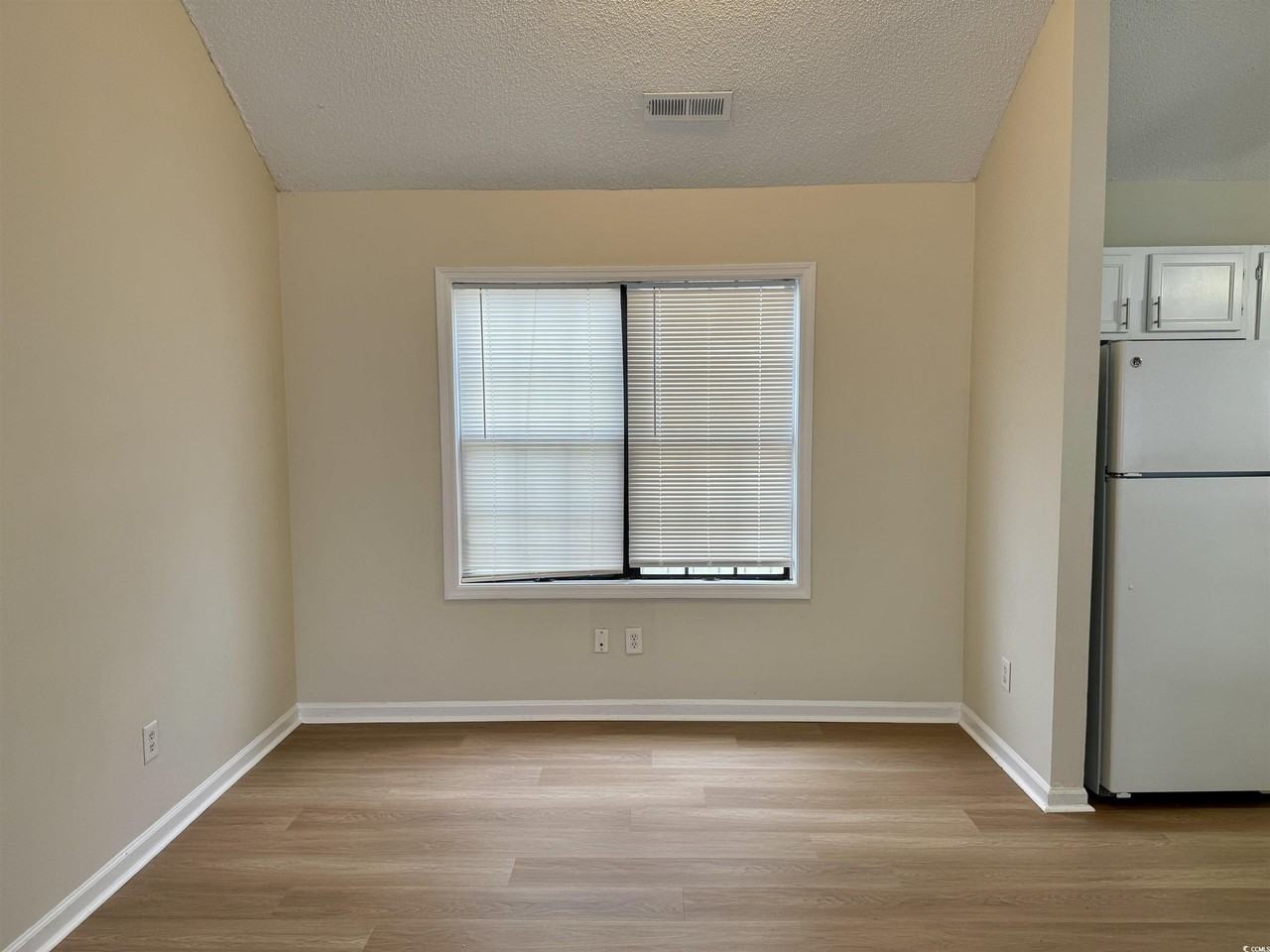 911 Charles St - Photo 6 of 19