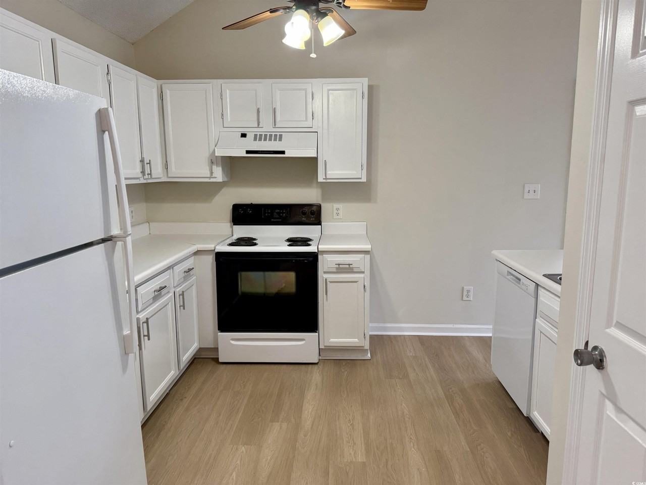 911 Charles St - Photo 7 of 19