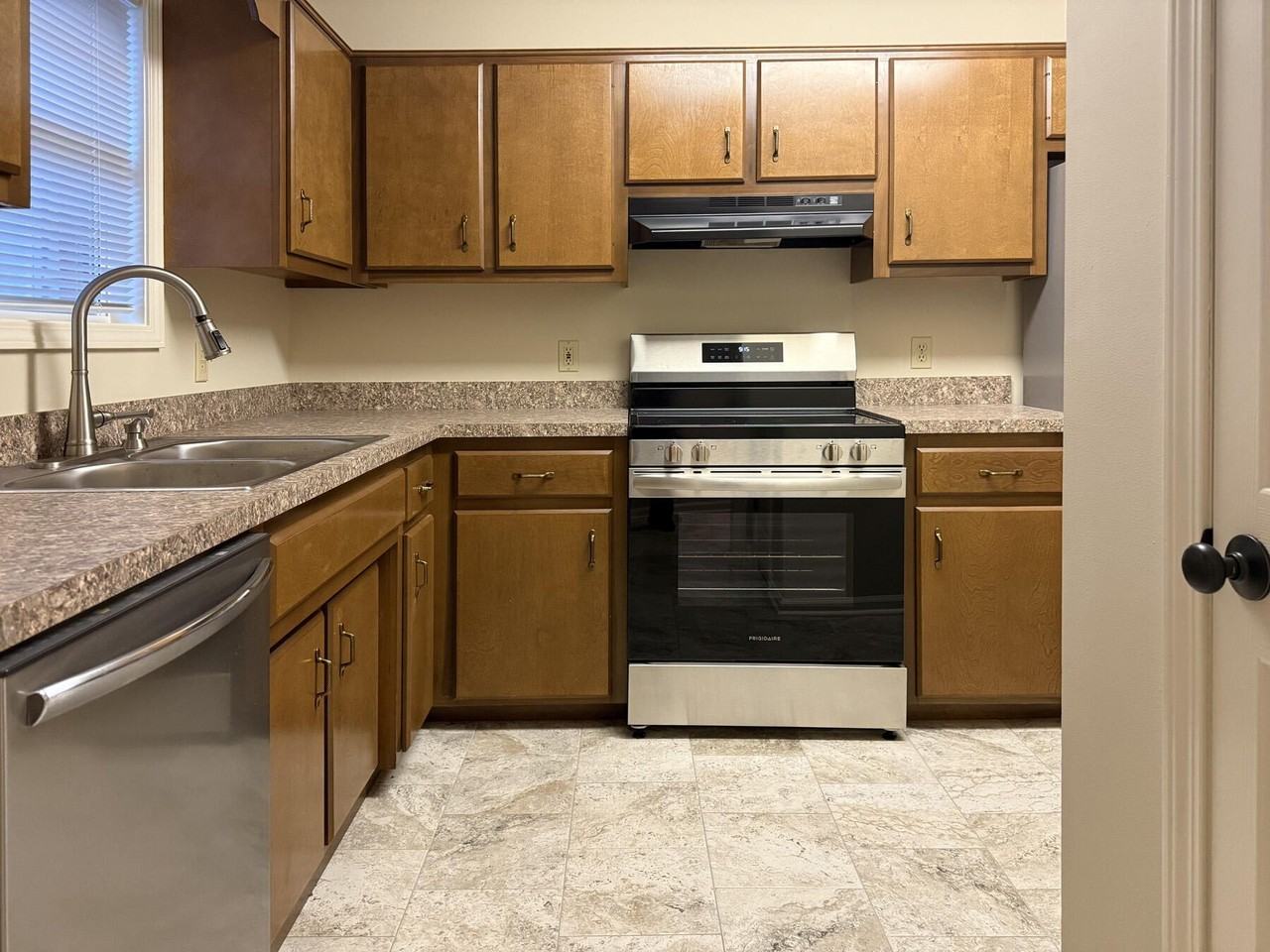 105 Oakmont Ln - Photo 3 of 10