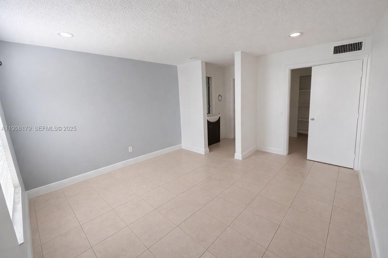 5332 Ne 6th Ave #G12 - Photo 7 of 26