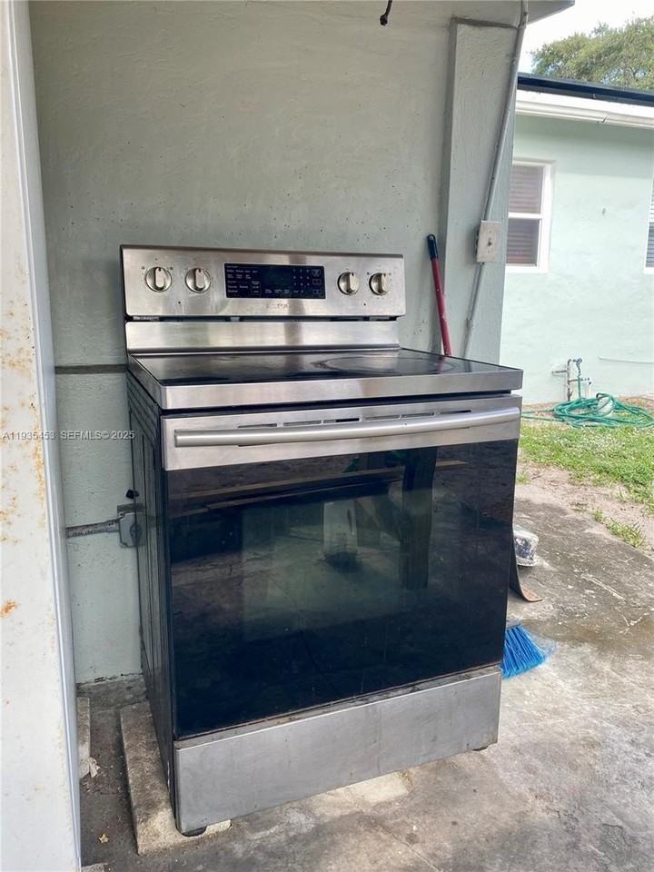 6730 Cleveland St - Photo 6 of 11