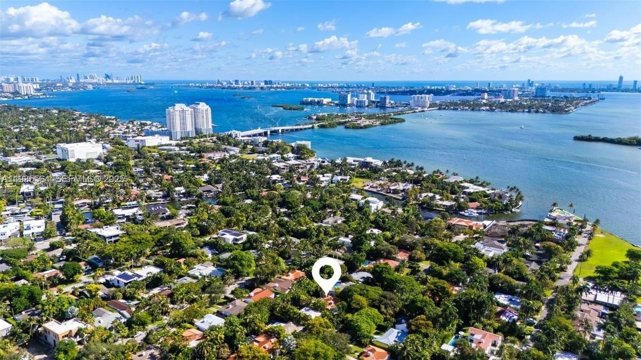 911 Ne 72nd Ter - Photo 2 of 16