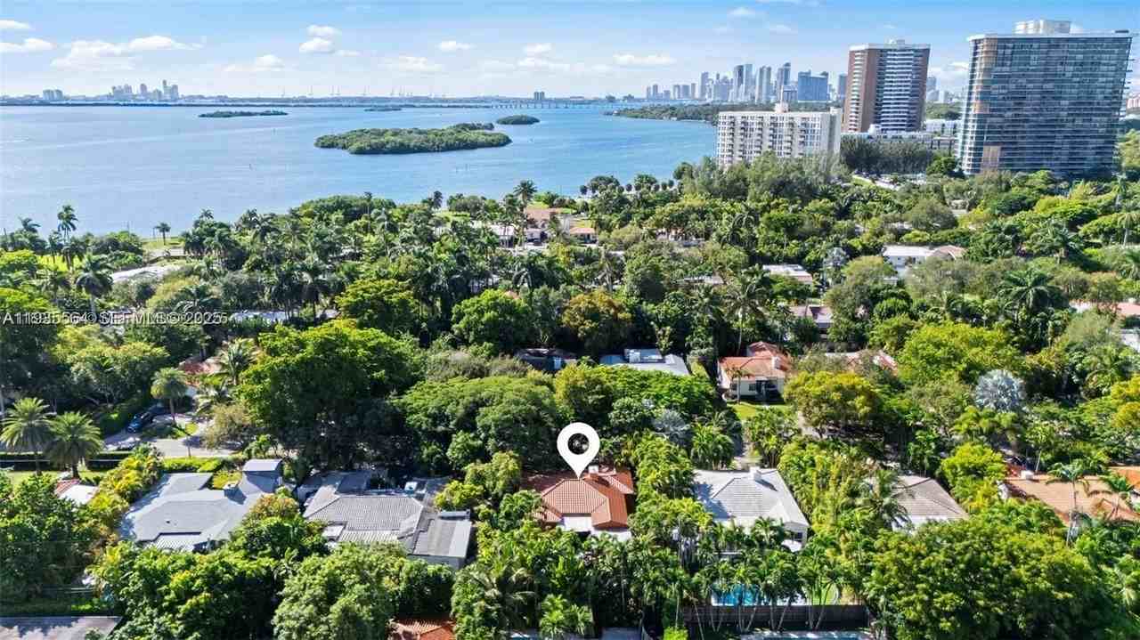 911 Ne 72nd Ter - Photo 4 of 16