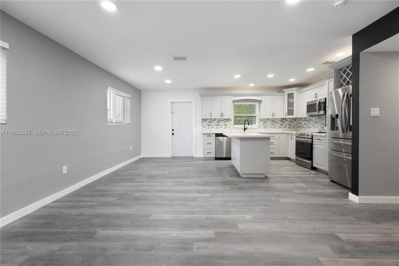 26 Nw 34th Ter #26 - Photo 3 of 16