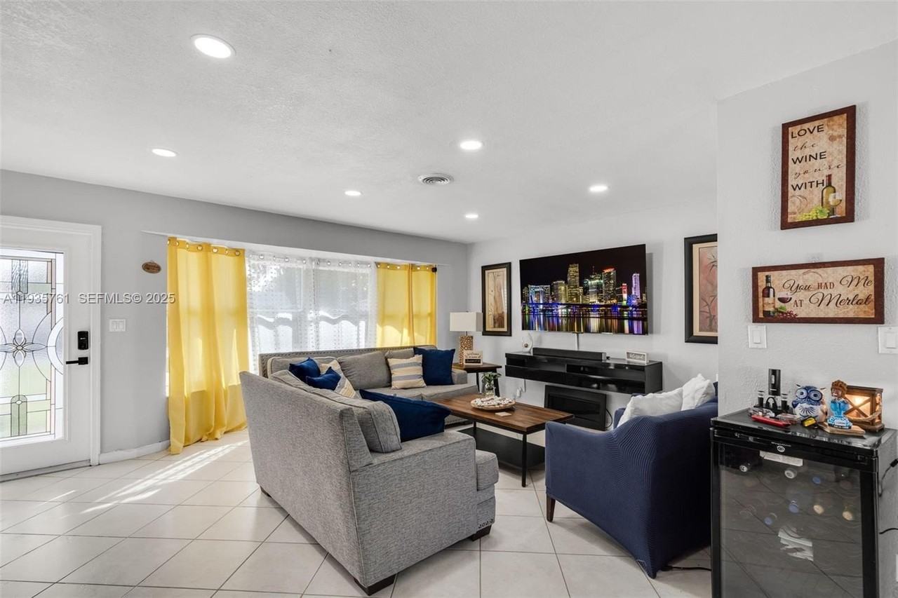 6841 Nw 7th Ct - Photo 6 of 24