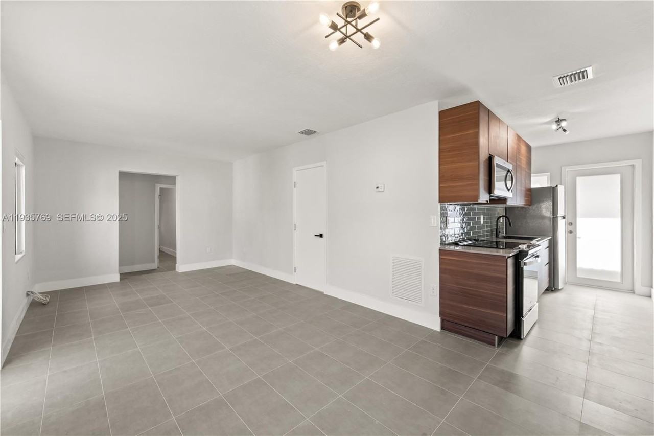 3500 Sw 25th St #REAR - Photo 3 of 22