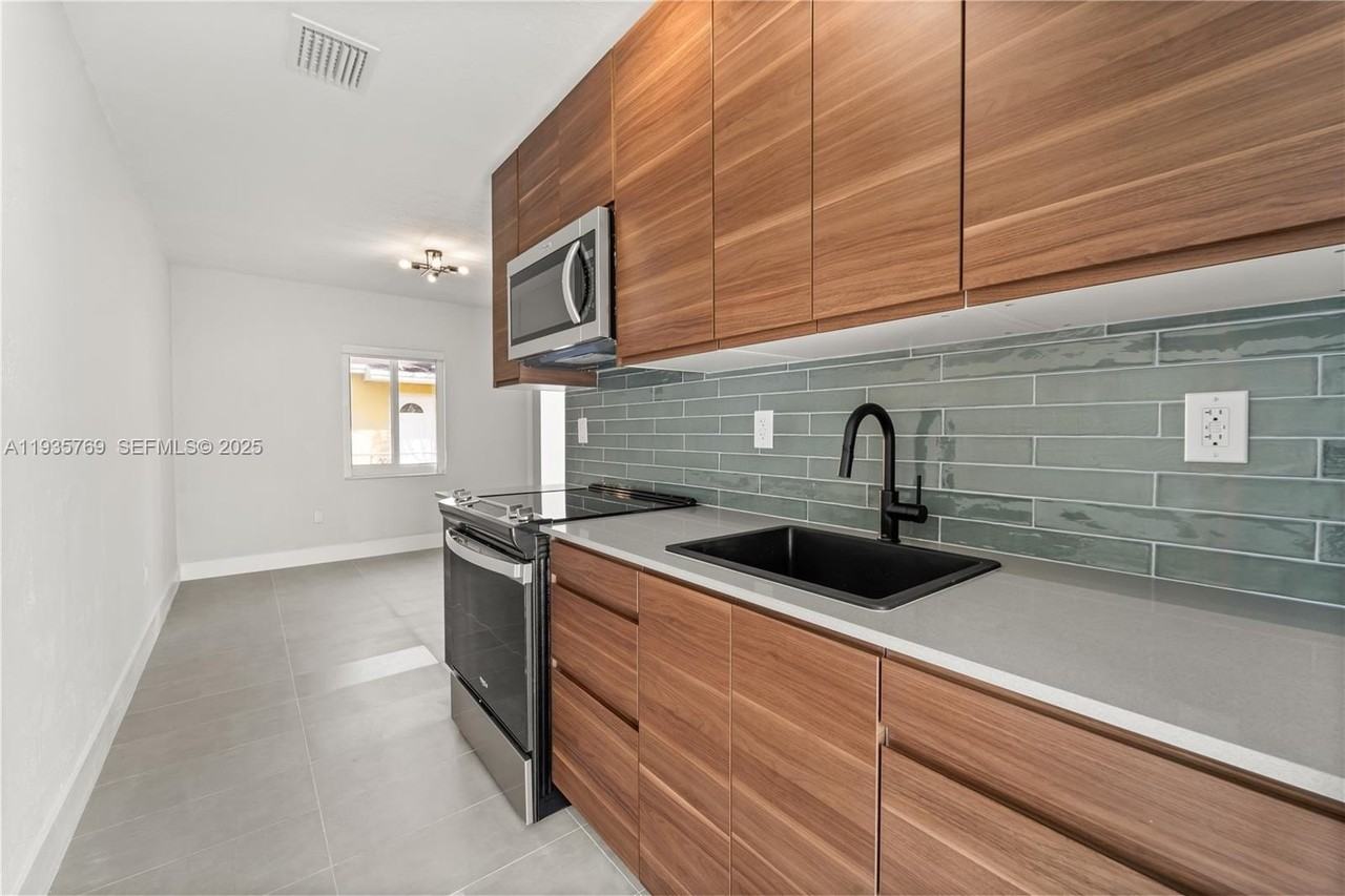 3500 Sw 25th St #REAR - Photo 4 of 22