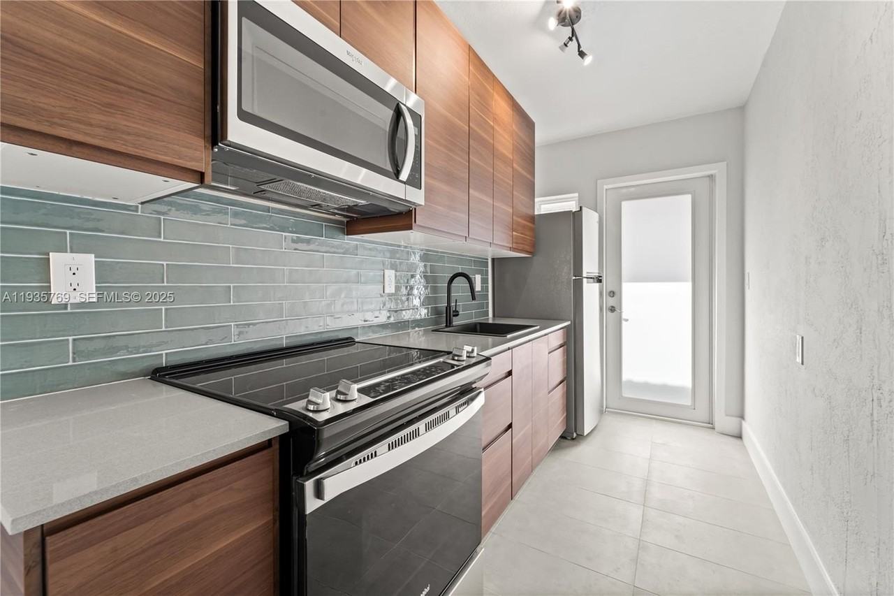 3500 Sw 25th St #REAR - Photo 5 of 22