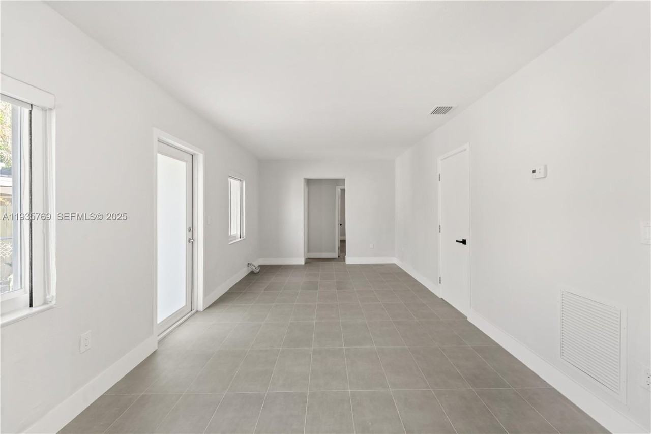 3500 Sw 25th St #REAR - Photo 6 of 22