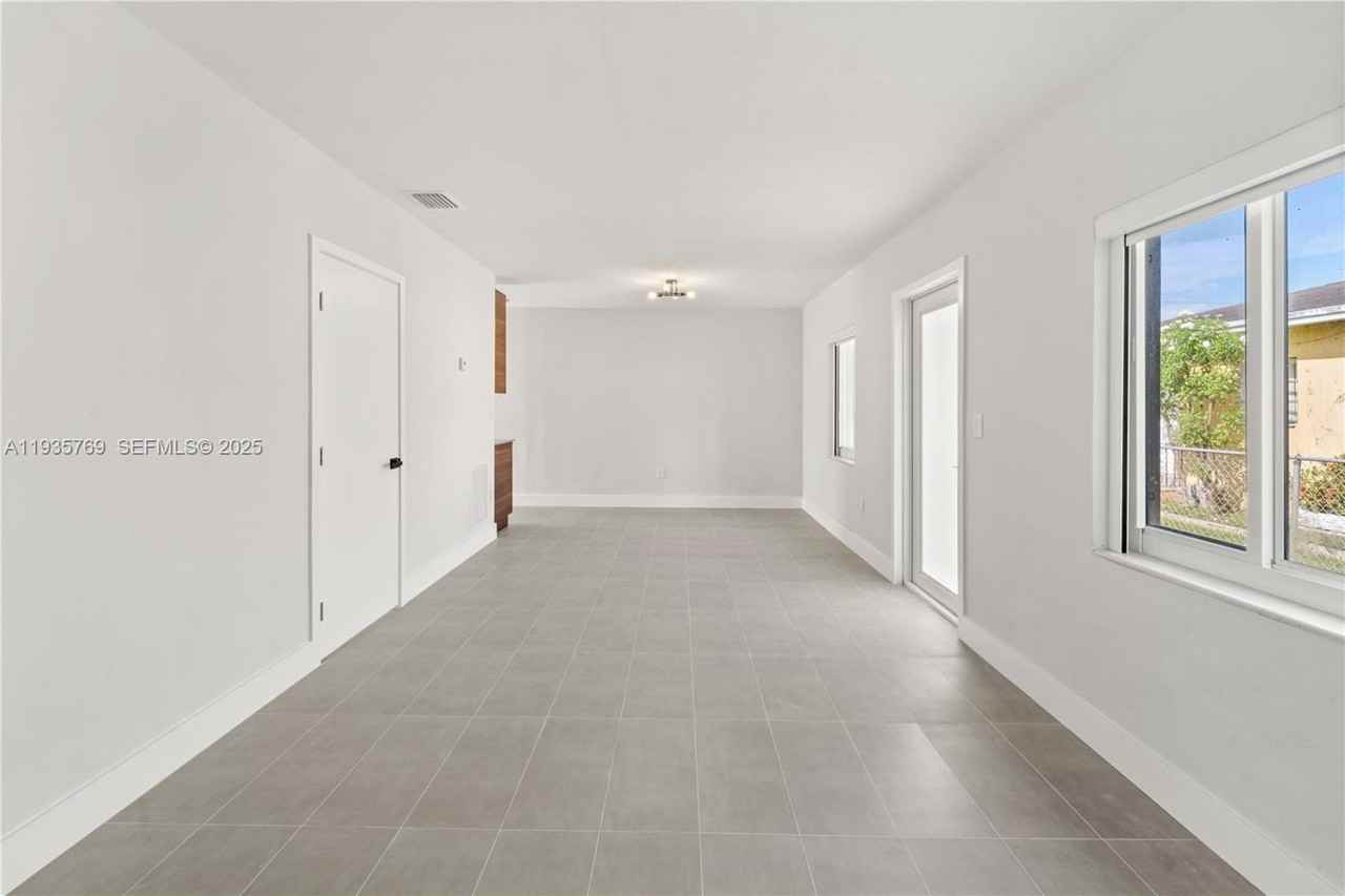 3500 Sw 25th St #REAR - Photo 7 of 22