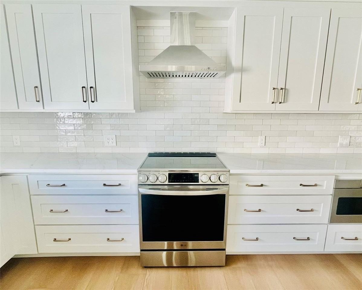 1801 Beach Dr Ne - Photo 4 of 32