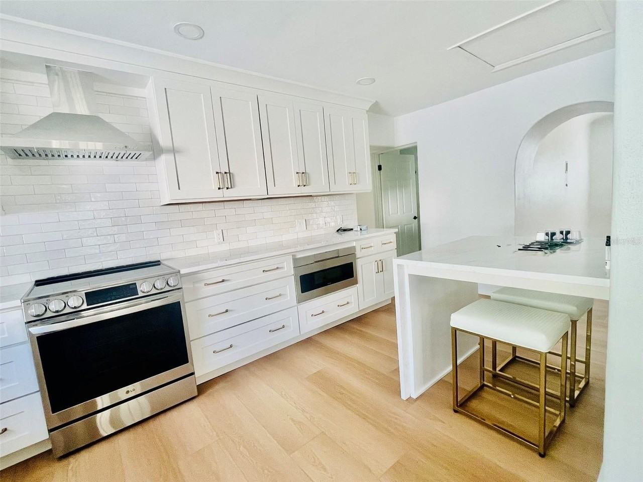 1801 Beach Dr Ne - Photo 6 of 32