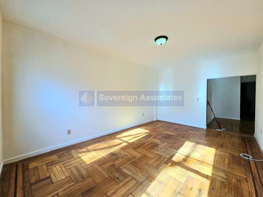 30 Dongan Pl - Photo 2 of 9