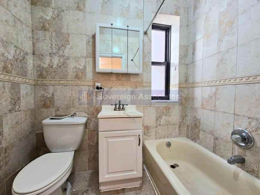 30 Dongan Pl - Photo 7 of 9