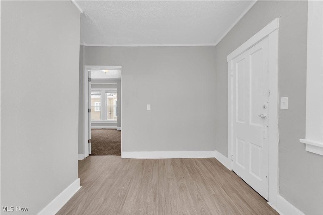 3877 W 31st St - Photo 3 of 32