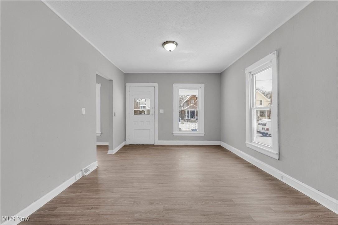 3877 W 31st St - Photo 4 of 32