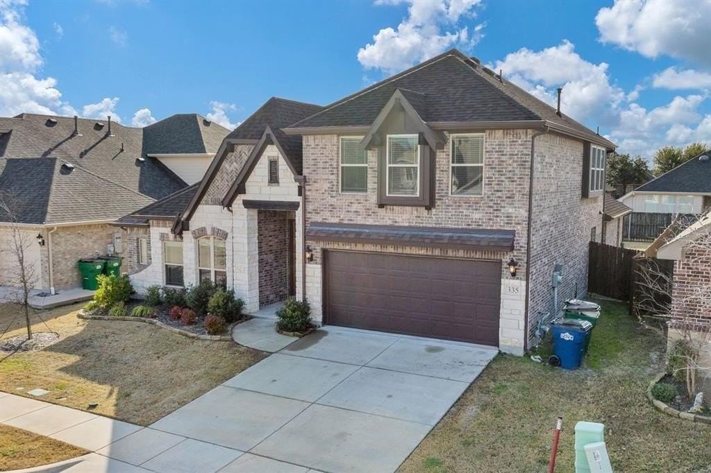 335 Bluewood Dr - Photo 2 of 40