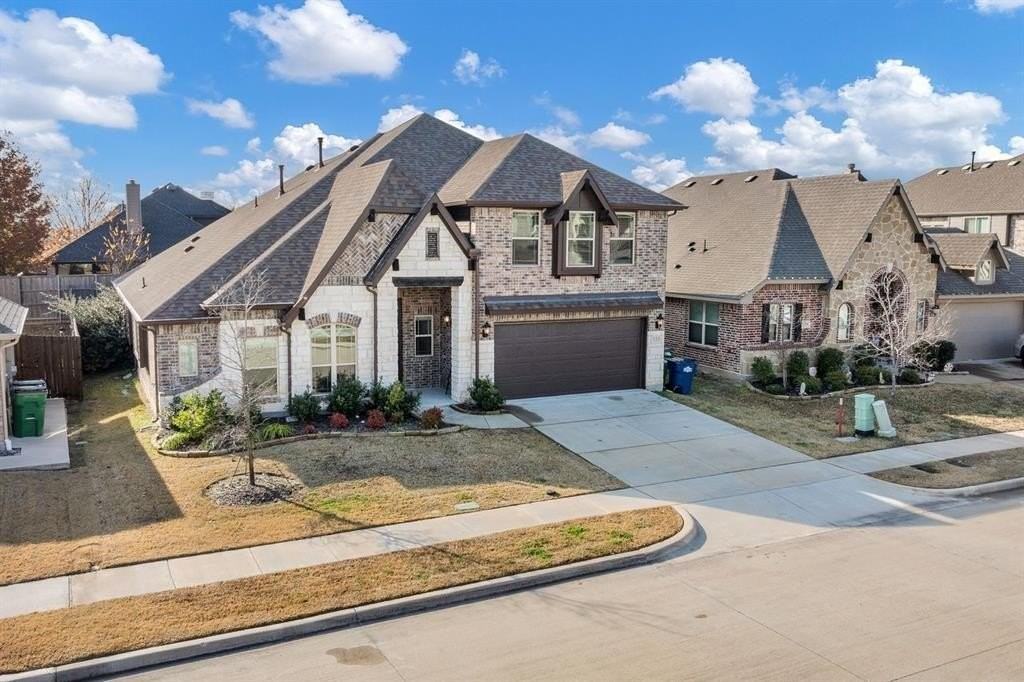 335 Bluewood Dr - Photo 3 of 40