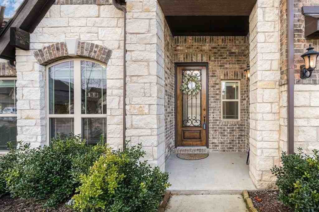 335 Bluewood Dr - Photo 5 of 40