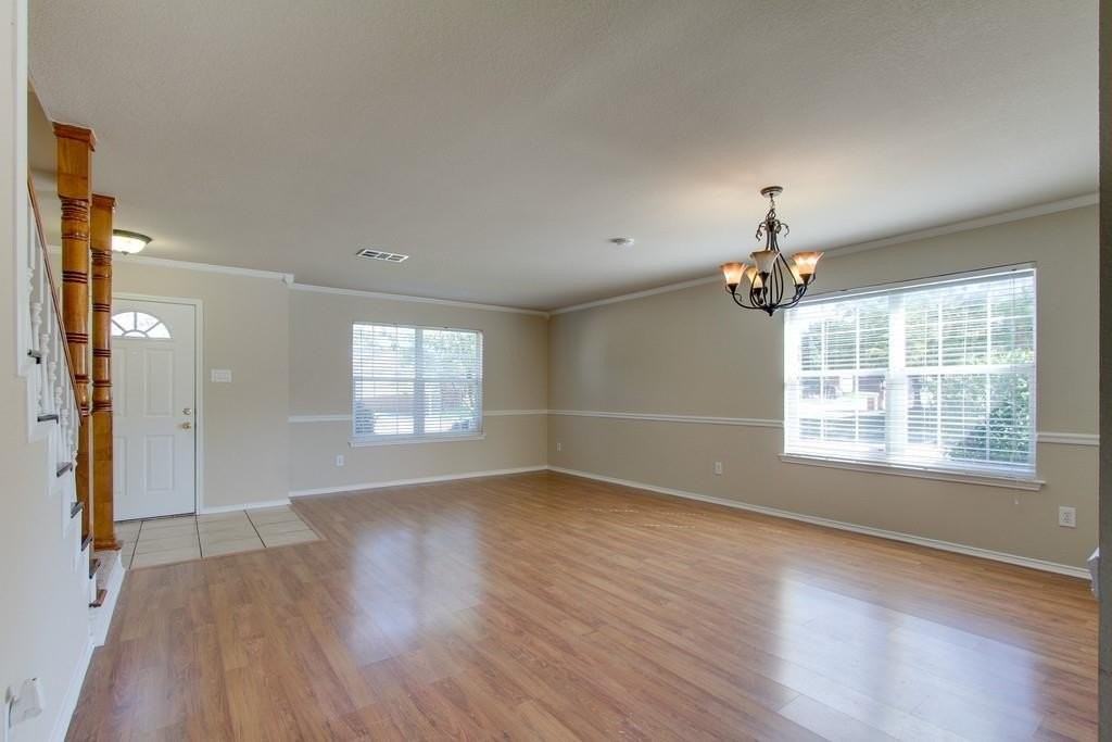 9301 Bedford Ln - Photo 7 of 38