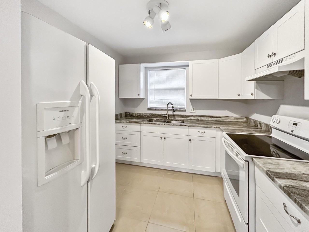 4808 Cresthaven Blvd #E - Photo 4 of 7