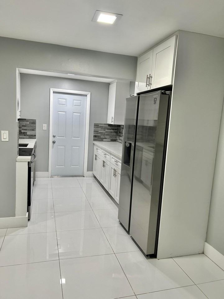 721 Ne 6th St #C - Photo 2 of 9