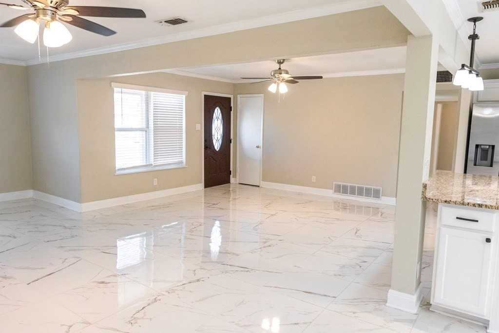 2779 Notre Dame Ave - Photo 4 of 21